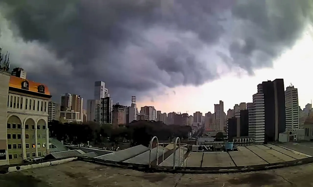 A imagem mostra o avanço de chuva intensa em Curitiba